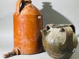 deux vieux vases posés l'un à côté de l'autre sur une table