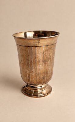 une coupe en argent posée sur une table