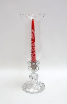 une bougie dans un vase en verre sur fond blanc