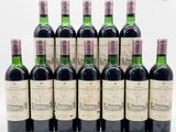 plusieurs bouteilles de vin sont alignées sur une surface blanche
