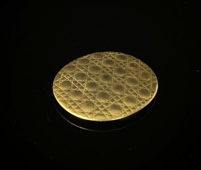 un gros plan d'une pièce d'or posée sur une surface noire