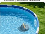 une piscine avec une balle à l'intérieur, qui se trouve au milieu de l'eau
