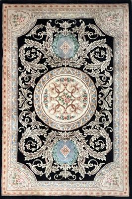 un tapis noir et blanc orné d'un motif en médaillon