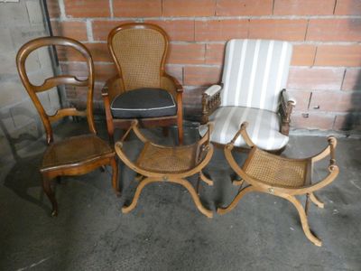 trois chaises et une table dans une pièce adossée à un mur de briques