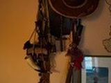 une photo représentant un chapeau et d'autres objets accrochés au mur
