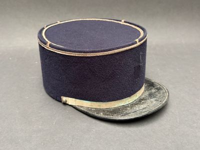 un chapeau posé sur une table