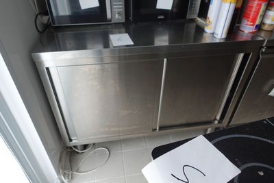 un micro-ondes et un four à micro-ondes posés sur un plan de travail de cuisine