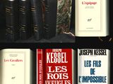 plusieurs livres posés ensemble sur une table