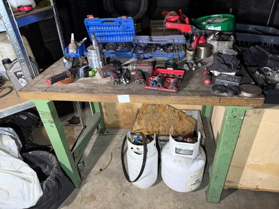 de nombreux outils sur un établi dans un garage