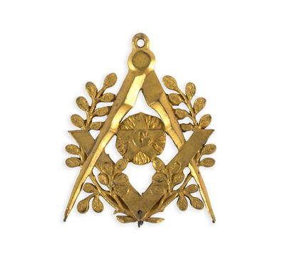 Pendentif représentant une équerre et un compas maçonniques dorés sur fond blanc