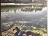 une photo d'une photo d'une ville au bord de l'eau