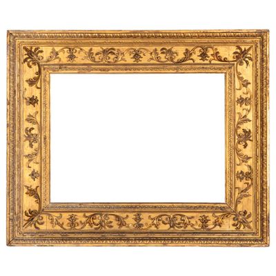 un cadre doré orné d'un motif décoratif sur fond blanc