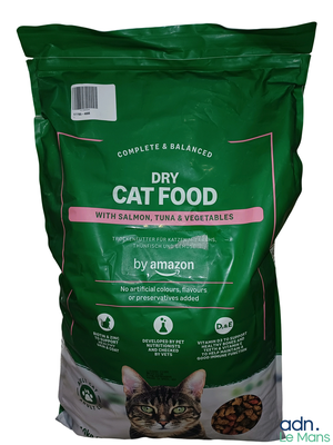 un sac de croquettes pour chat sur fond blanc