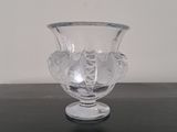 un vase en verre transparent posé sur une table noire