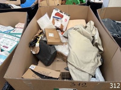 une boîte en carton remplie de vêtements et d'autres objets