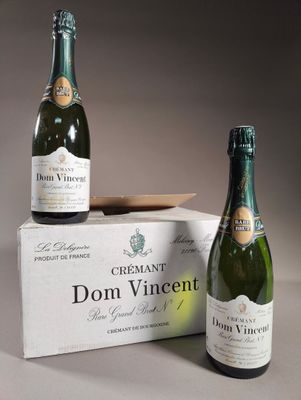 deux bouteilles de vin posées à côté d'un carton sur une table