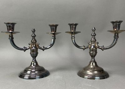 Paire de bouts de table en métal argenté à deux feux de lumi…