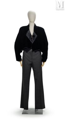 un mannequin en costume-cravate exposé