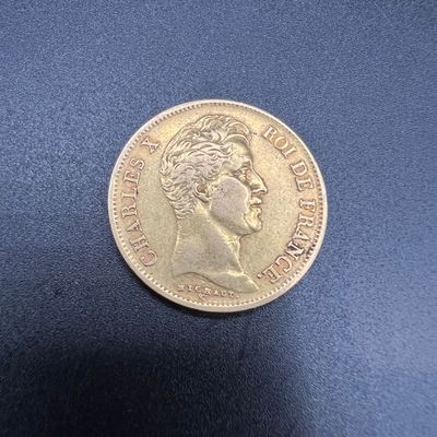 gros plan d'une pièce d'or portant un visage de femme