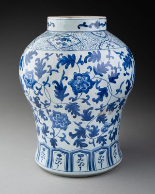 CHINE - Moderne. POTICHE à décor de fleurs et rinceaux.