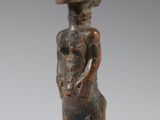 une image représentant une statue de femme debout sur un piédestal