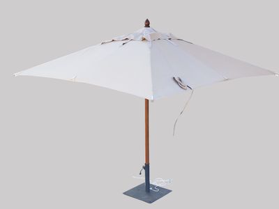 un parapluie blanc avec un manche en bois sur fond gris