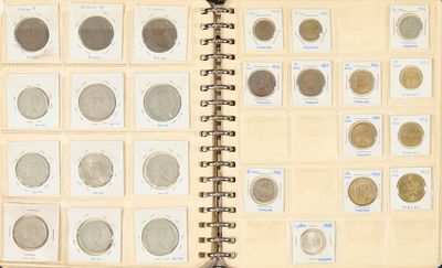 un livre ouvert dans lequel se trouvent plusieurs pièces de monnaie
