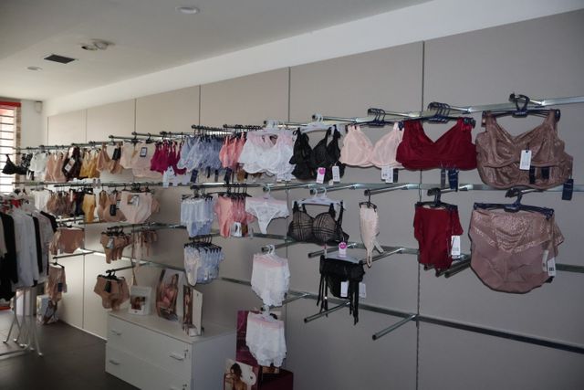 Stock de lingerie féminine, maillots de bain féminin, pyjamas. En...