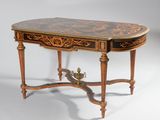 l'image d'une petite table surmontée d'un tiroir