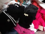 une pile de vêtements posée sur un lit