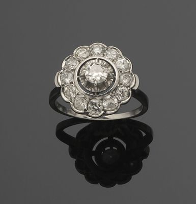 une bague Art déco sertie d'un groupe de diamants