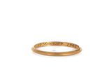 gros plan d'une bague en or sur fond blanc