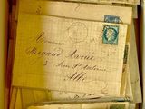 une boîte remplie de vieilles lettres et d'enveloppes posée sur une table