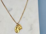 un collier plaqué or avec une petite pièce suspendue à une chaîne en or