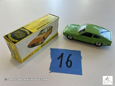 une petite voiture verte à côté d'une boîte sur laquelle figure un numéro