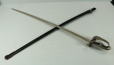 deux épées posées sur une table blanche, avec un manche noir