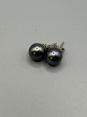 deux boucles d'oreilles en perles noires sur un fond blanc