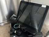 un ordinateur portable posé sur un boîtier noir
