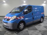 la photo d'une camionnette bleue garée dans un garage