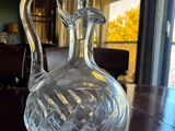 une carafe en verre transparent posée sur une table en bois