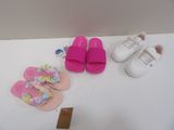 plusieurs paires de chaussures posées sur une table