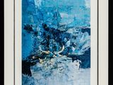 une peinture abstraite dans les tons de bleu et de blanc, sur laquelle volent des oiseaux