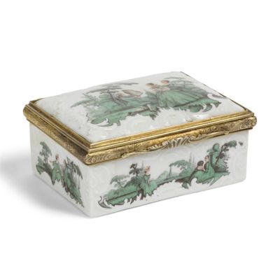 une boîte blanche ornée de motifs verts et dorés