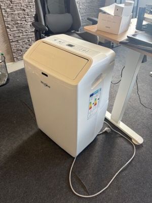 une photo d'un bureau d'ordinateur sur lequel se trouve une imprimante