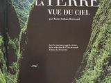 the cover of the book, la terre vue du ciel, is shown
