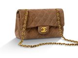 un sac Chanel en cuir marron matelassé avec une chaîne dorée