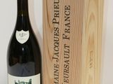 une bouteille de vin posée à côté d'une caisse en bois