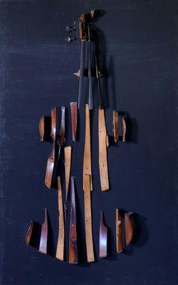 une photo d'un violon fabriqué à partir de morceaux de bois