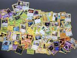 beaucoup de cartes pokemon sur la table