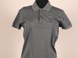 un polo gris pour femme, avec une jupe noire et un haut noir